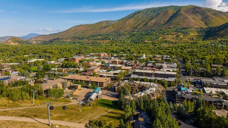 Aparthotel Aspen Square Condominium Hotel