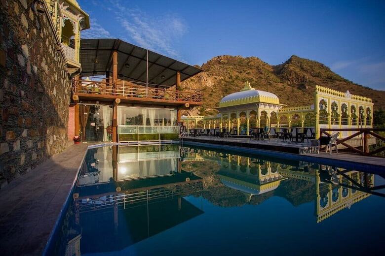 Hotel Badigarh Palace Resort