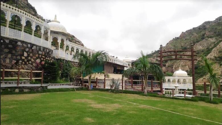 Hotel Badigarh Palace Resort