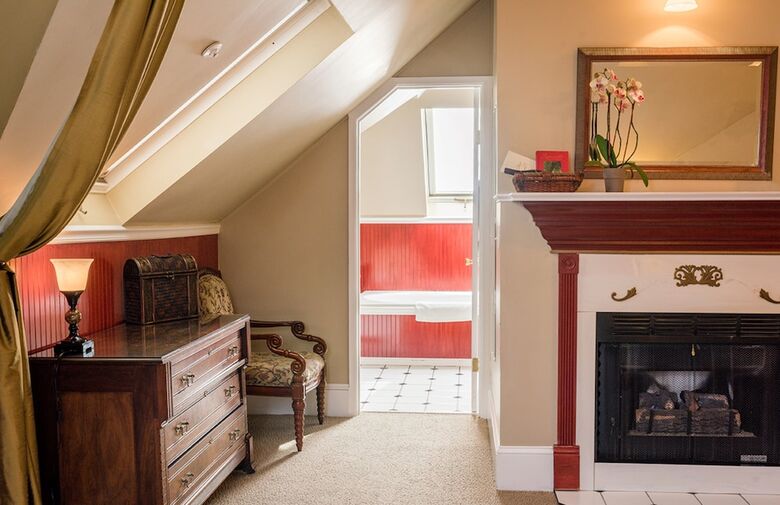 Bed & Breakfast 1801 First Luxury Inn