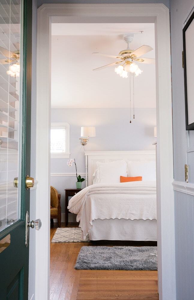 Bed & Breakfast 1801 First Luxury Inn