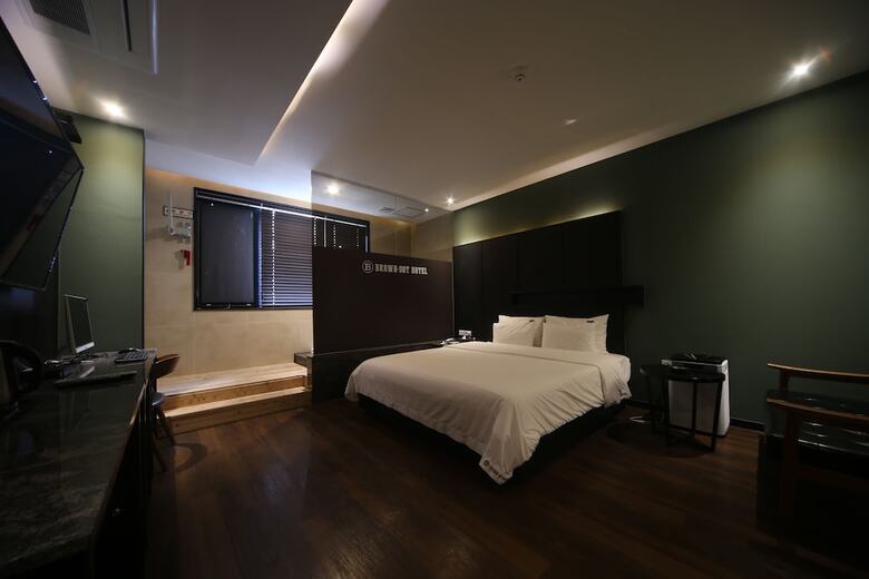 Brown Dot Hotel Beomil