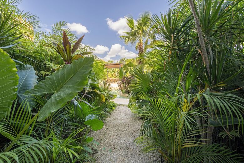 Mistiq Gardens