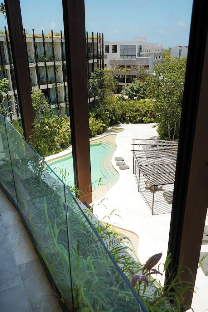 Mistiq Gardens