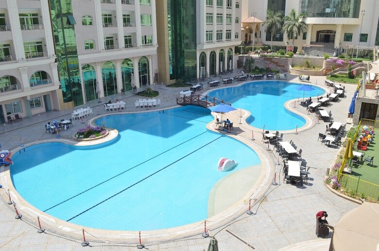 Chain Luxe Paradise Hotel
