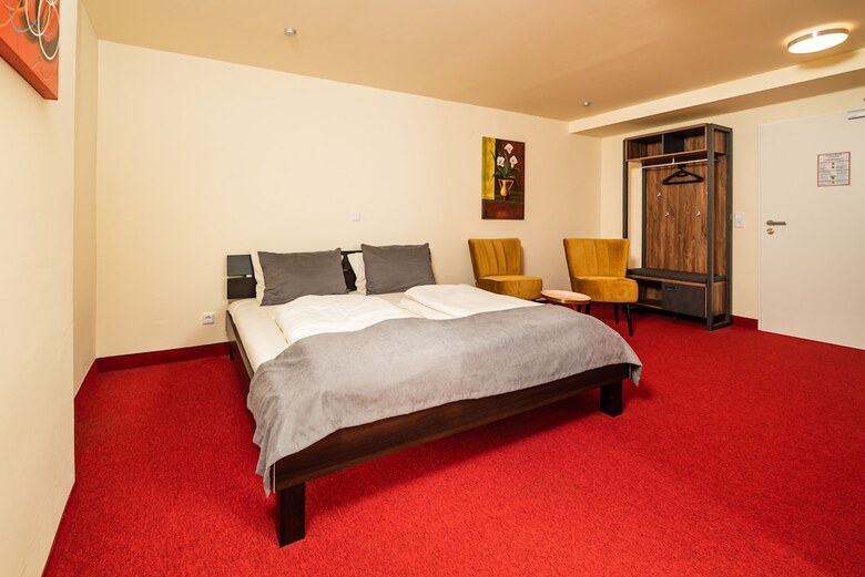 S & D Hotel