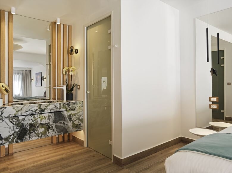 Hotel Cresanto Luxury Suites