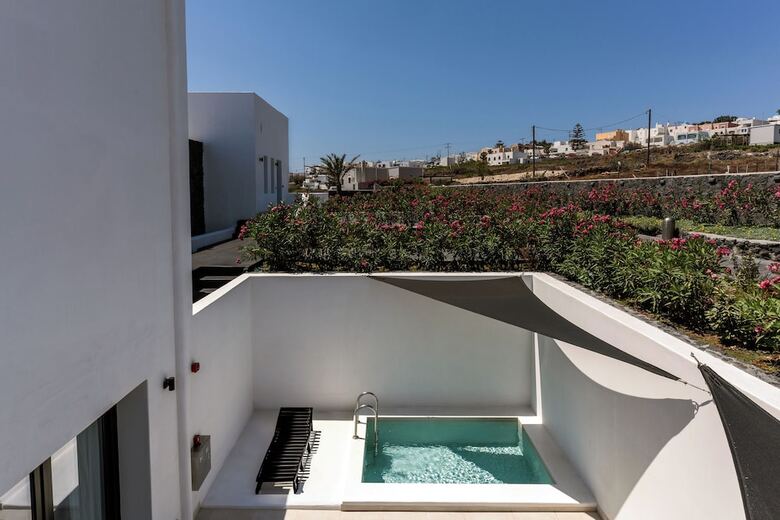 Hotel Cresanto Luxury Suites