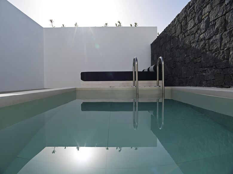 Hotel Cresanto Luxury Suites