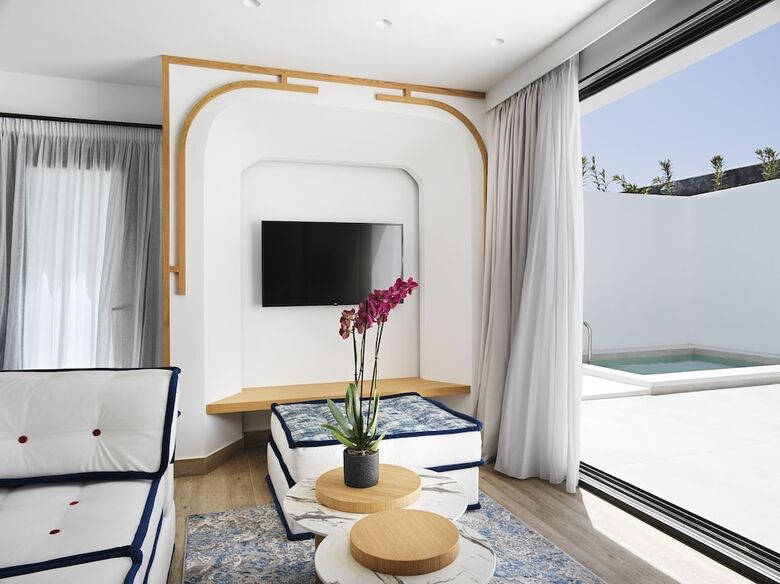 Hotel Cresanto Luxury Suites