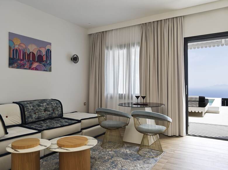 Hotel Cresanto Luxury Suites