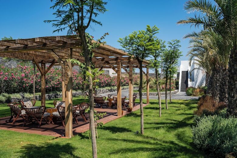 Hotel Cresanto Luxury Suites