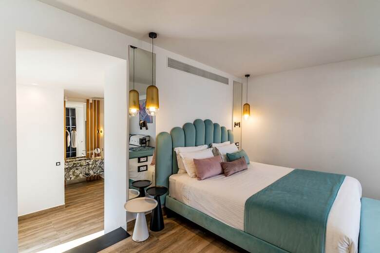 Hotel Cresanto Luxury Suites