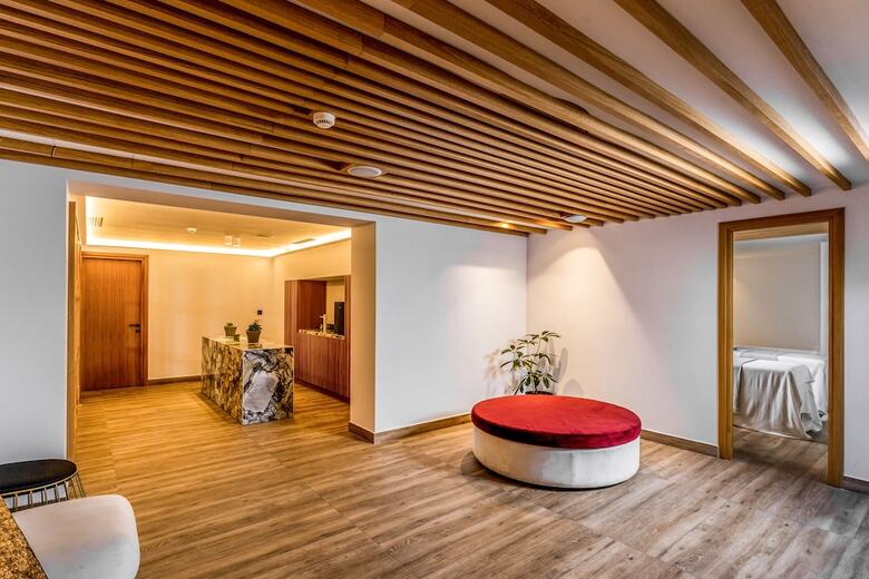 Hotel Cresanto Luxury Suites
