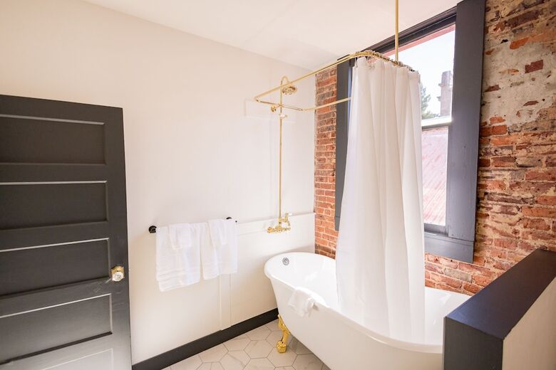 Hotel Speakeasy Suites