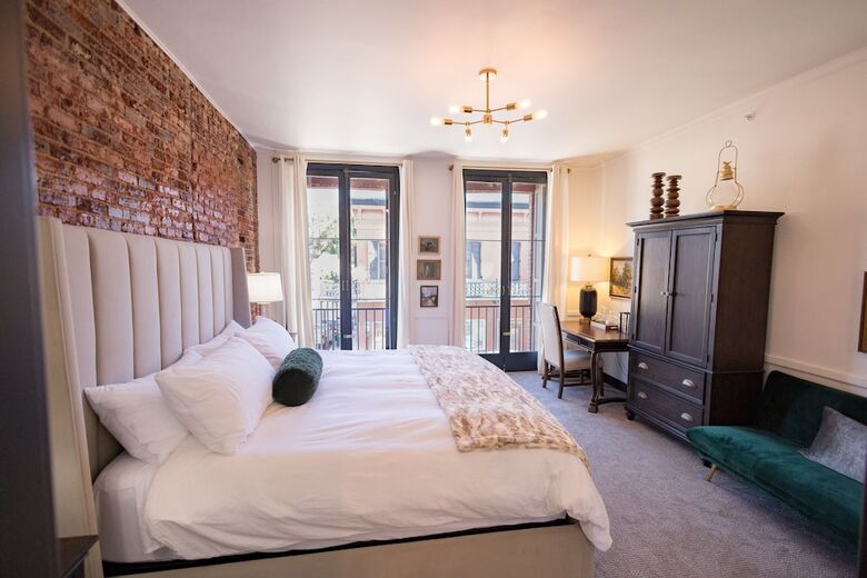 Hotel Speakeasy Suites