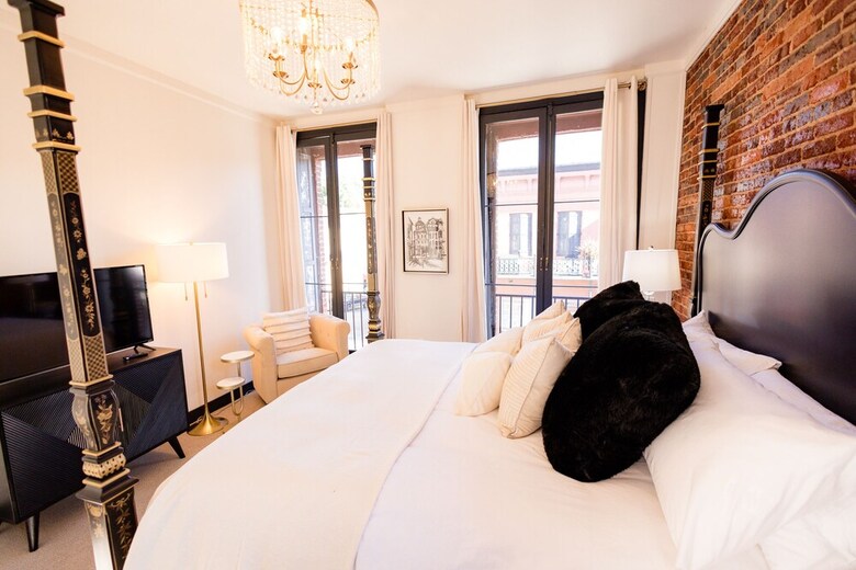 Hotel Speakeasy Suites