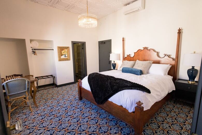 Hotel Speakeasy Suites