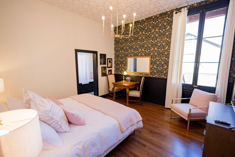 Hotel Speakeasy Suites