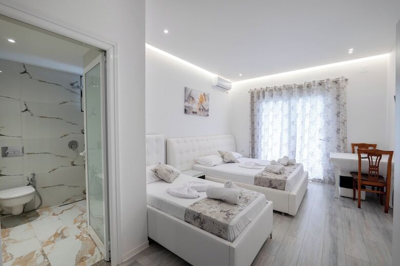 Hotel Vila Irdi