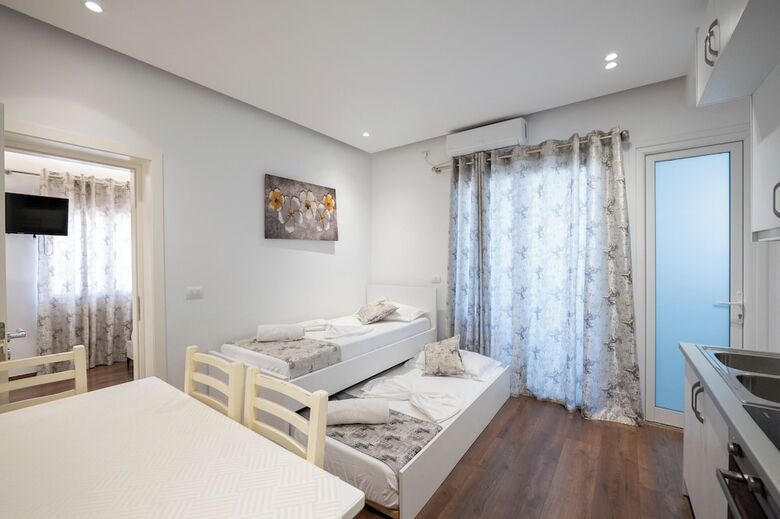 Hotel Vila Irdi