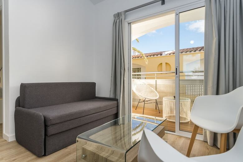 Aparthotel Apartaments Cales De Ponent