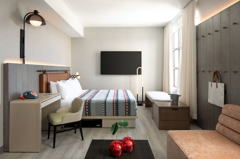 Hotel Moxy St. Petersburg Downtown