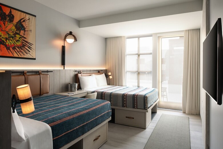 Hotel Moxy St. Petersburg Downtown