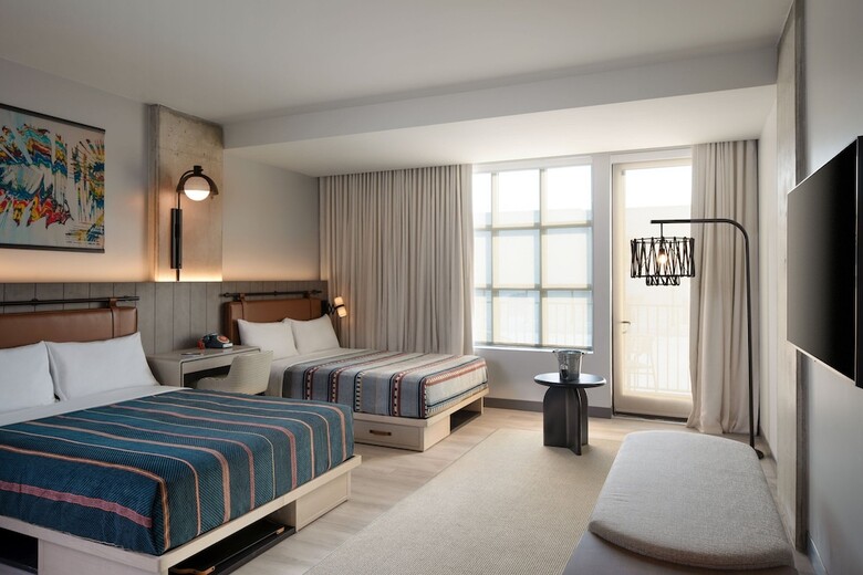 Hotel Moxy St. Petersburg Downtown