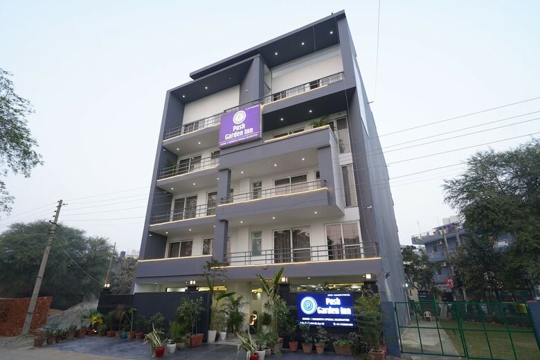 Hotel Posh Garden Inn