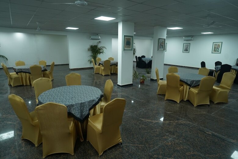Hotel Posh Garden Inn