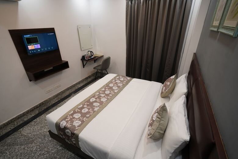 Hotel Posh Garden Inn