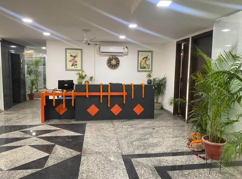 Hotel Posh Garden Inn