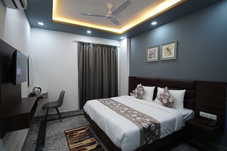 Hotel Posh Garden Inn