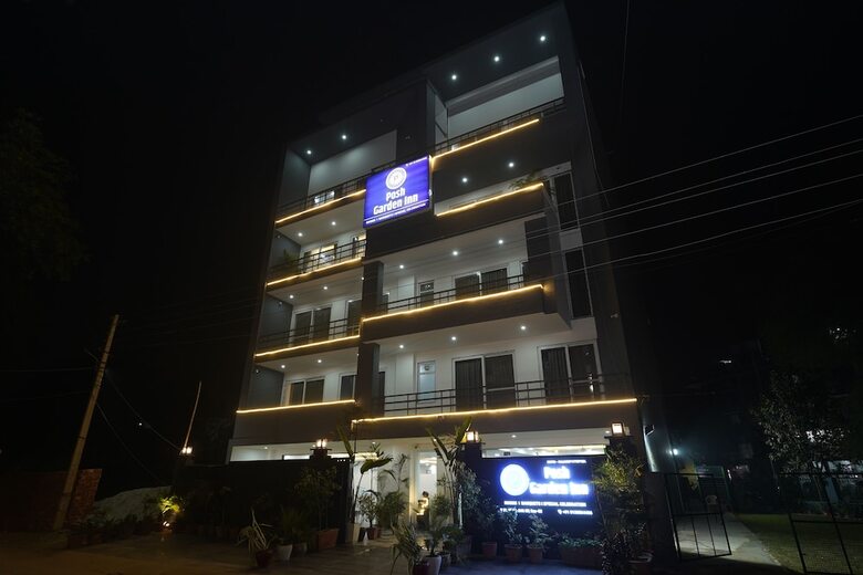 Hotel Posh Garden Inn