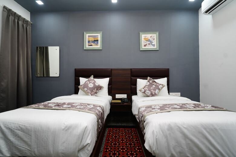 Hotel Posh Garden Inn