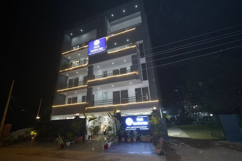 Hotel Posh Garden Inn