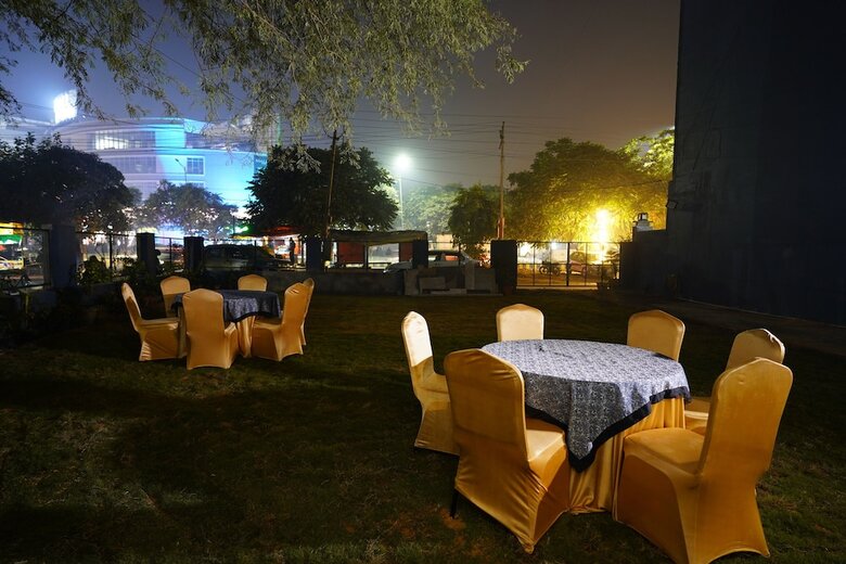 Hotel Posh Garden Inn