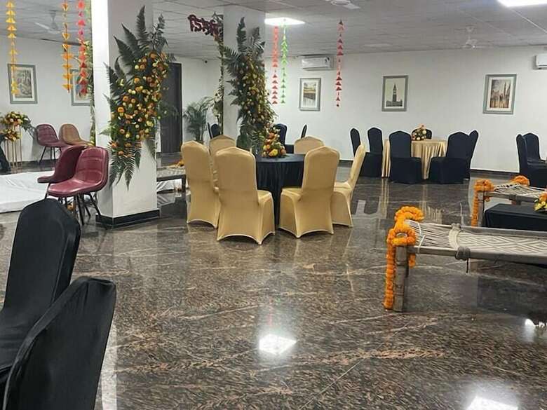 Hotel Posh Garden Inn
