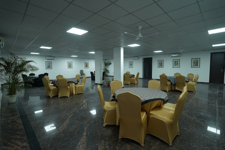 Hotel Posh Garden Inn