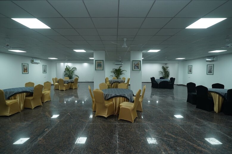 Hotel Posh Garden Inn