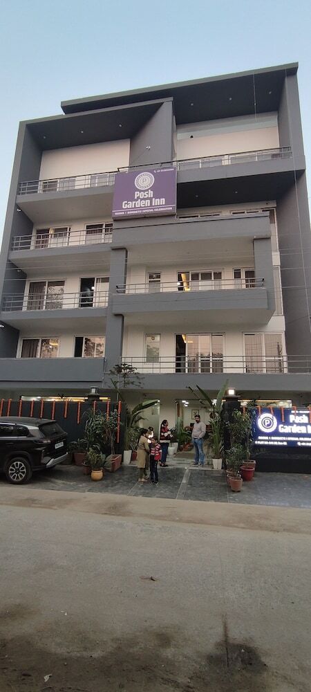 Hotel Posh Garden Inn