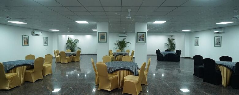 Hotel Posh Garden Inn