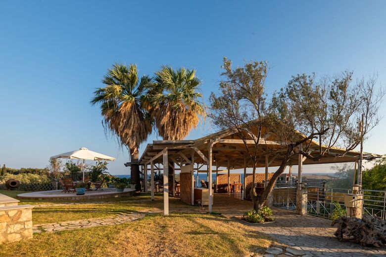 Hotel Costa Avithos