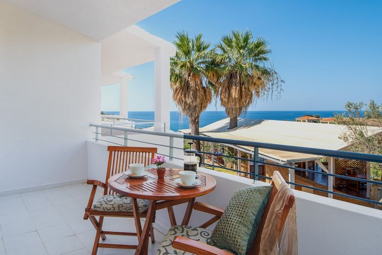 Hotel Costa Avithos