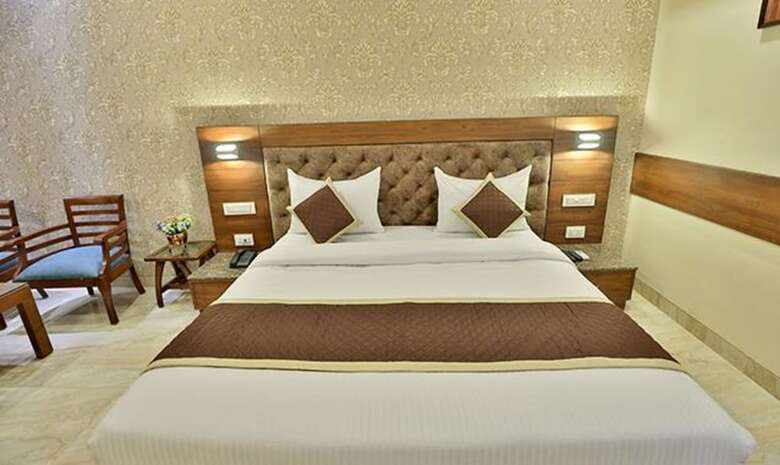 Fabhotel Prime Candle Wood