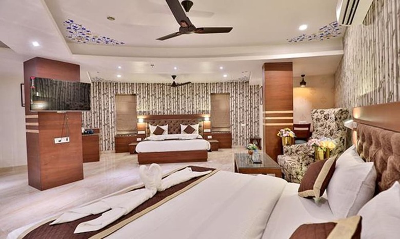 Fabhotel Prime Candle Wood