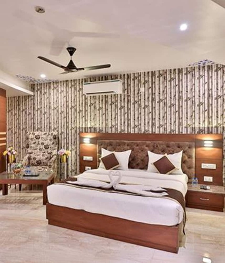 Fabhotel Prime Candle Wood