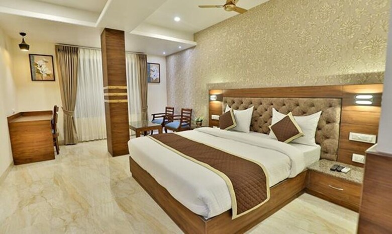 Fabhotel Prime Candle Wood
