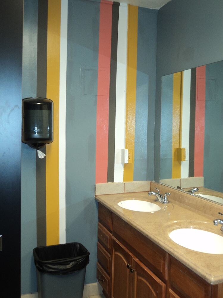 Motel Traveler's Bed & Breakfast Hostel
